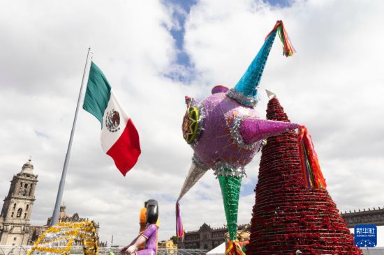 这是12月30日在墨西哥首都墨西哥城宪法广场拍摄的节日装饰。新华社记者 李梦馨 摄