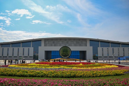 　　这是2025年9月1日拍摄的天津梅江会展中心外的花坛。新华社记者 孙凡越 摄