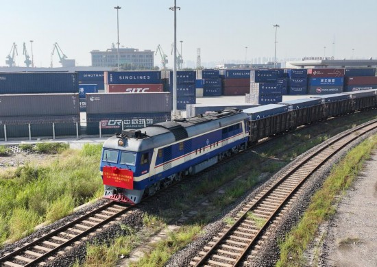 　　2025年10月13日拍摄的天津-中亚图定班列首发现场（无人机照片）。新华社记者 李然 摄