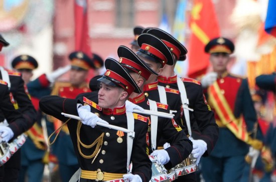 　　2025年5月9日，在俄罗斯首都莫斯科，军乐队参加纪念苏联伟大卫国战争胜利80周年阅兵式。新华社记者 赖向东 摄