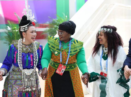 　　2025年10月14日，在全球妇女峰会配套活动“数智赋能妇女和女童成果展”，来自坦桑尼亚和埃塞俄比亚的嘉宾与侗族大歌表演者们一起载歌载舞。新华社记者 梁旭 摄