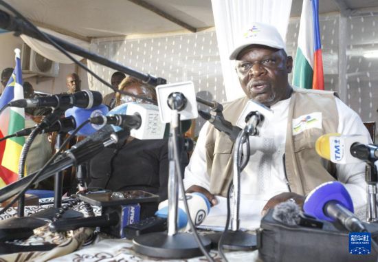 1月5日晚,在中非共和国首都班吉,国家选举机构主席马蒂亚斯·巴泰勒米·莫鲁巴宣读总统选举投票初步结果。新华社发