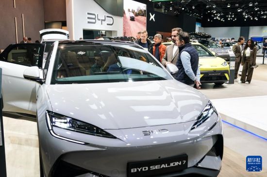 1月10日，在比利时2026布鲁塞尔车展上，观众参观比亚迪展台。新华社记者 彭子洋 摄