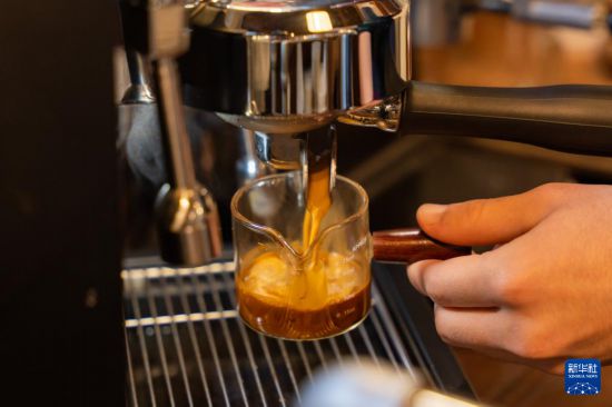 咖啡师在老挝首都万象一家咖啡店制作咖啡（2025年12月22日摄）。新华社发（凯乔摄）