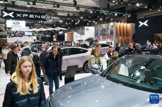 1月10日，在比利时2026布鲁塞尔车展上，观众参观小鹏展台。新华社记者 彭子洋 摄
