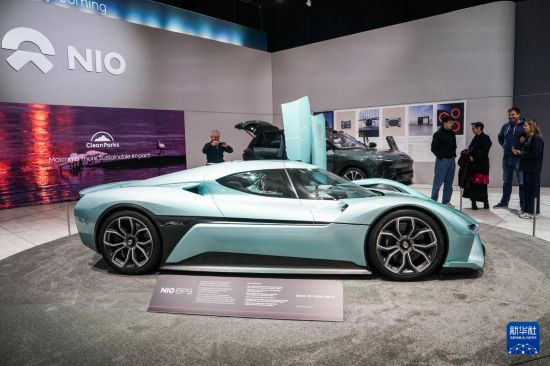 1月10日，在比利时2026布鲁塞尔车展上，观众参观蔚来展台。新华社记者 彭子洋 摄