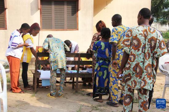 1月11日，在贝宁维达市一处投票点，选民排队等候投票。新华社发（塞拉芬摄）