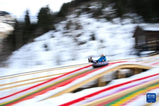 1月11日，在哈萨克斯坦阿拉木图市郊，一名儿童体验冰雪滑梯。新华社记者 李任滋 摄