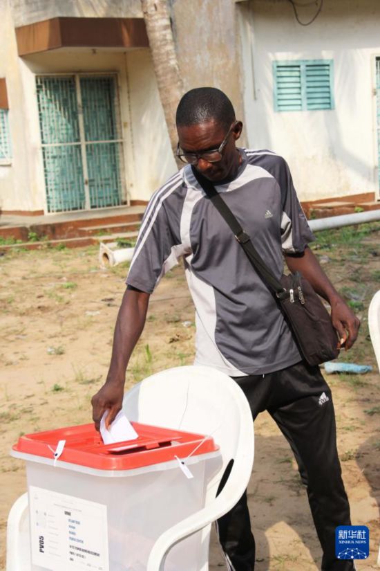1月11日，在贝宁维达市一处投票点，选民参加投票。新华社发（塞拉芬摄）