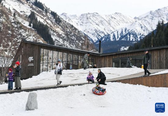 1月11日，在哈萨克斯坦阿拉木图市郊，人们在白雪覆盖的山地游玩。新华社记者 李任滋 摄