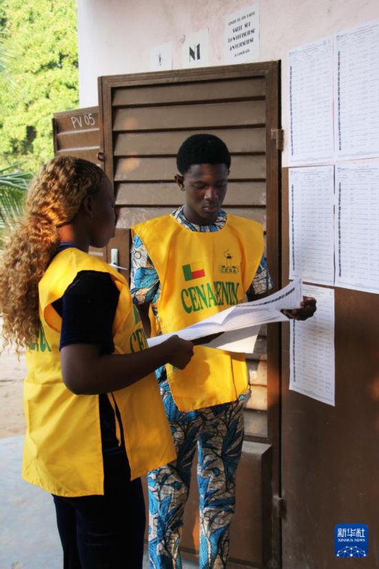 1月11日，在贝宁维达市一处投票点，工作人员核对选民名单。新华社发（塞拉芬摄）