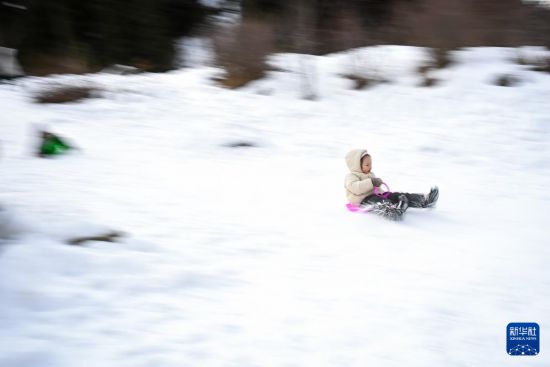 1月11日，在哈萨克斯坦阿拉木图市郊，一名儿童在雪地里玩耍。新华社记者 李任滋 摄