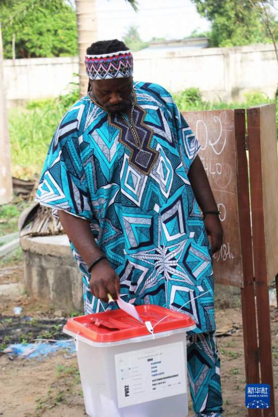 1月11日，在贝宁维达市一处投票点，选民参加投票。新华社发（塞拉芬摄）