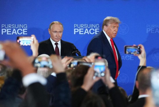 2025年8月15日,美国总统特朗普(后右)与俄罗斯总统普京(后左)在美国阿拉斯加州安克雷奇市埃尔门多夫-理查森联合军事基地举行会晤后共同出席联合记者会。新华社记者吴晓凌摄