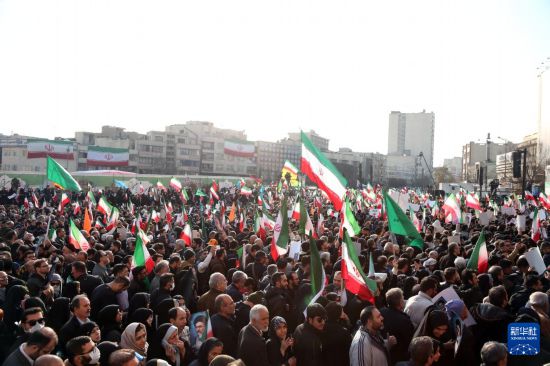 1月12日，在伊朗首都德黑兰，人们参加集会。新华社记者 沙达提 摄