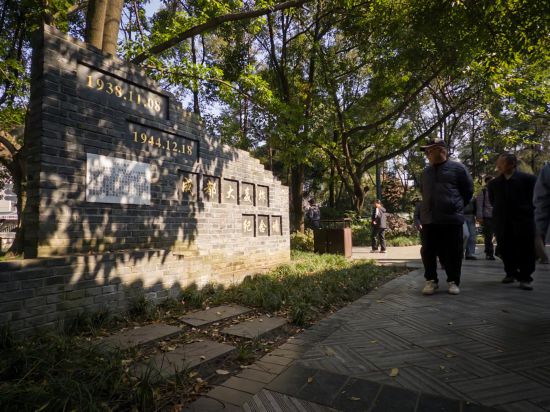 在成都市人民公园，市民驻足观看“成都大轰炸”纪念碑。新华社记者 唐文豪 摄