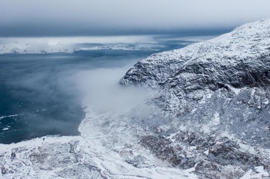 这是2025年3月22日拍摄的丹麦自治领地格陵兰岛纳尔萨克周边的矿山(无人机照片)。新华社记者彭子洋摄