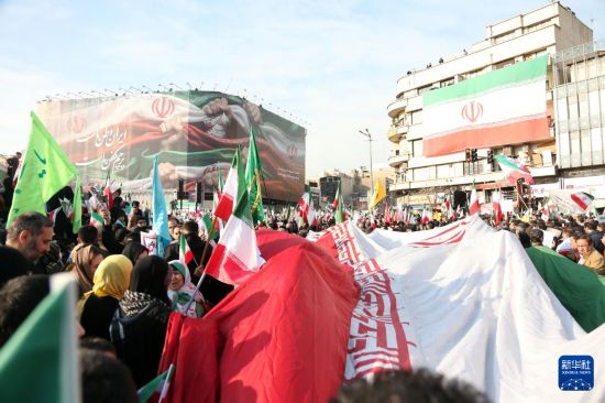 1月12日，在伊朗首都德黑兰，人们参加集会。新华社记者 沙达提 摄