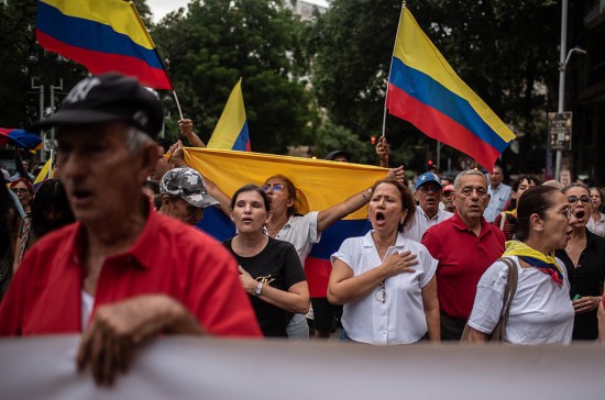 1月7日,哥伦比亚库库塔,数千名哥伦比亚民众在西蒙·玻利瓦尔大桥举行集会,支持总统佩特罗捍卫国家主权。(视觉中国)