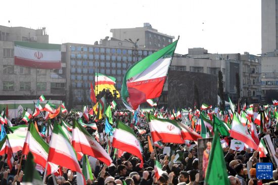 1月12日，在伊朗首都德黑兰，人们参加集会。新华社记者 沙达提 摄