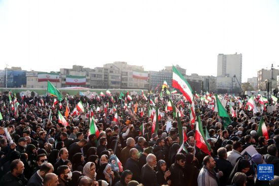 1月12日，在伊朗首都德黑兰，人们参加集会。新华社记者 沙达提 摄新华社记者 沙达提 摄