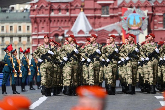 2025年5月9日,俄罗斯军人在首都莫斯科参加纪念苏联伟大卫国战争胜利80周年阅兵式。新华社记者白雪骐摄