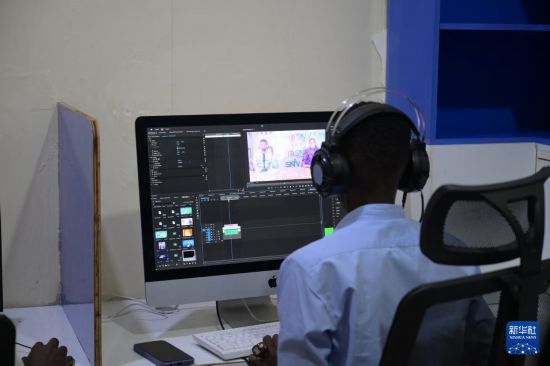 1月12日，在索马里首都摩加迪沙，编辑在索马里国家电视台工作。新华社记者 杨光 摄