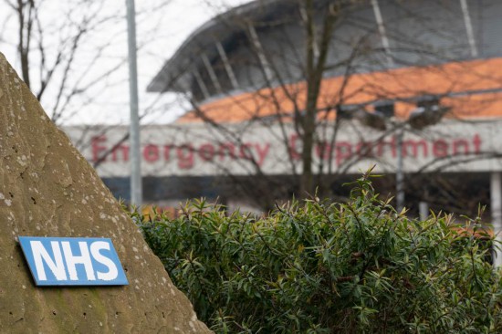 这是2022年4月1日在英国曼彻斯特一家医院拍摄的国民保健制度标识。新华社发(乔恩·休珀摄)