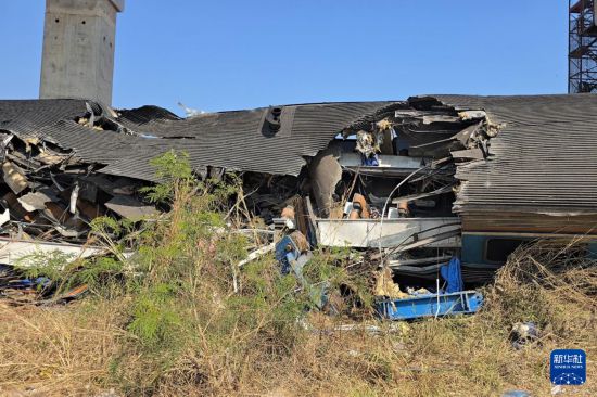 这是1月14日在泰国呵叻府拍摄的事故现场（手机照片）。新华社发