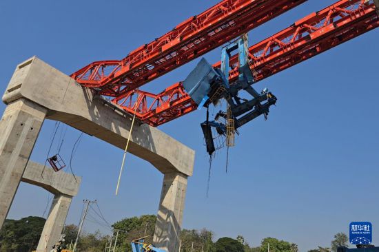 这是1月14日在泰国呵叻府拍摄的事故现场（手机照片）。新华社发