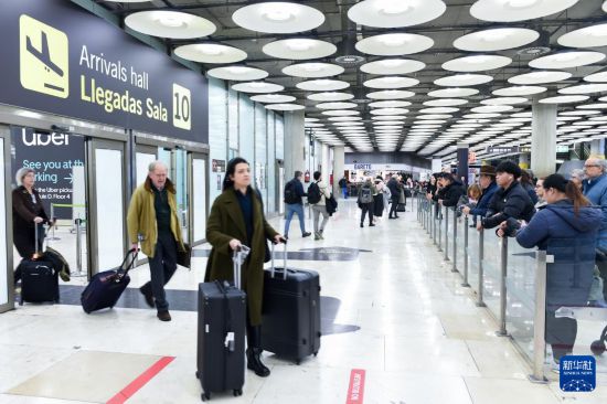 1月15日,旅客抵达西班牙马德里巴拉哈斯机场。新华社发(古斯塔沃·巴连特摄)