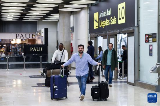 1月15日,旅客抵达西班牙马德里巴拉哈斯机场。新华社发(古斯塔沃·巴连特摄)