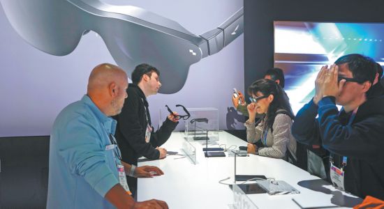 2026年美国拉斯维加斯消费电子展（CES）期间，参观者在中国企业展台体验智能眼镜。（图片来源：新华社）