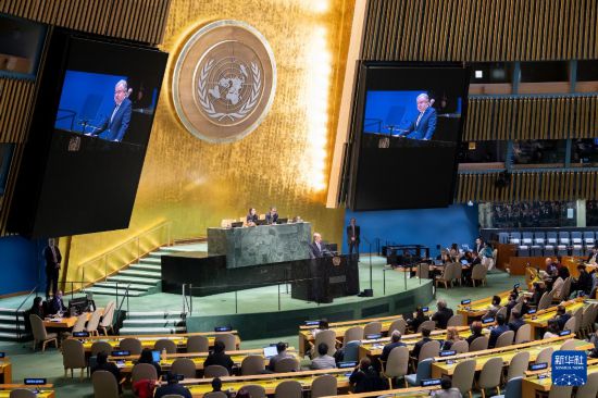 　　1月15日，在位于纽约的联合国总部，联合国秘书长古特雷斯（中）在联大全体会议上通报今年工作重点。新华社发（联合国供图/曼努埃尔·埃利亚斯摄）