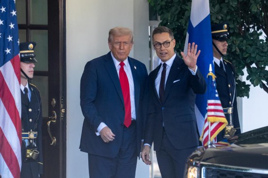 2025年10月9日，在美国首都华盛顿白宫，美国总统特朗普（中左）欢迎到访的芬兰总统斯图布。新华社记者胡友松摄