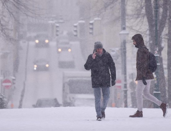 1月9日，人们在奥地利维也纳冒雪出行。新华社记者贺灿铃摄