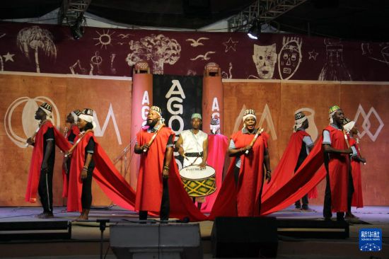 1月16日，表演者参加在贝宁南部城市维达举办的阿戈戈国际舞蹈节开幕式。新华社发（塞拉芬摄）