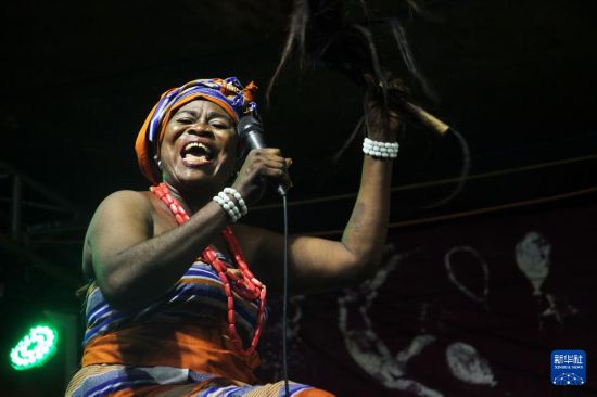 1月16日，一名表演者参加在贝宁南部城市维达举办的阿戈戈国际舞蹈节开幕式。新华社发（塞拉芬摄）