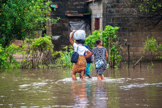 1月12日，在莫桑比克马普托省马托拉市，居民涉水通过强降雨后的积水路段。新华社发（门德斯·蒙德拉内摄）
