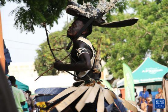 1月16日，一名表演者参加在贝宁南部城市维达举办的阿戈戈国际舞蹈节开幕式。新华社发（塞拉芬摄）