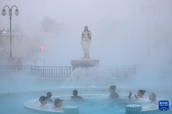 1月16日，人们在雪后的匈牙利布达佩斯塞切尼温泉休闲。新华社发（鲍洛格·达维德摄）