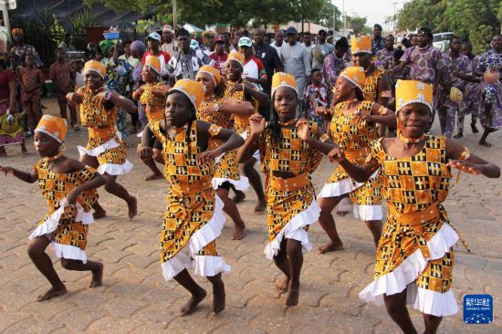 1月16日，表演者参加在贝宁南部城市维达举办的阿戈戈国际舞蹈节开幕式。新华社发（塞拉芬摄）