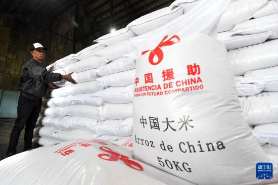 1月19日，在古巴首都哈瓦那，工作人员码放中国援助的大米。新华社发（华金·埃尔南德斯摄）