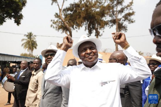 1月19日，在中非共和国首都班吉，中非共和国总统图瓦德拉在总统选举最终结果公布后向公众致意。新华社发