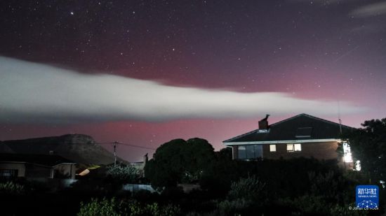 这是1月20日在南非西开普省拍摄的地磁暴期间出现的极光。新华社发(南非国家航天局供图)