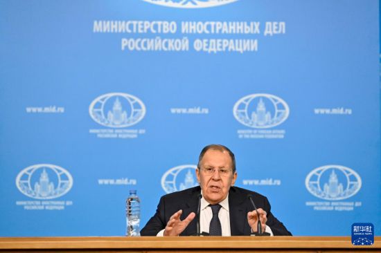 1月20日,俄罗斯外交部长拉夫罗夫在莫斯科举行的年度记者会上回答问题。新华社发(亚历山大摄)