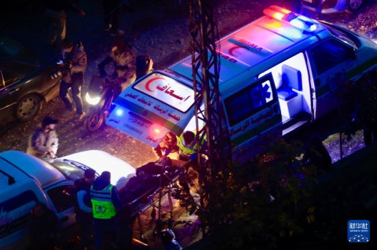 1月21日,在黎巴嫩南部盖纳里特镇,医护人员在以军空袭后抢救一名伤员。 新华社发(阿里·哈希绍摄)