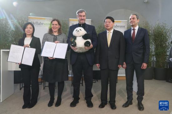 　这是1月21日在德国慕尼黑海拉布伦动物园拍摄的协议签署仪式现场。新华社记者 杜哲宇 摄