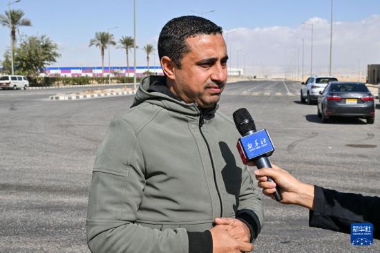 1月19日,在埃及苏赫奈泉,埃及泰达特区开发公司建设部经理艾哈迈德·巴基接受采访。新华社记者 辛梦晨 摄