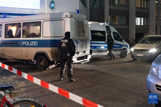 1月25日，警察封锁枪击事件现场附近街道。新华社记者 张豪夫 摄